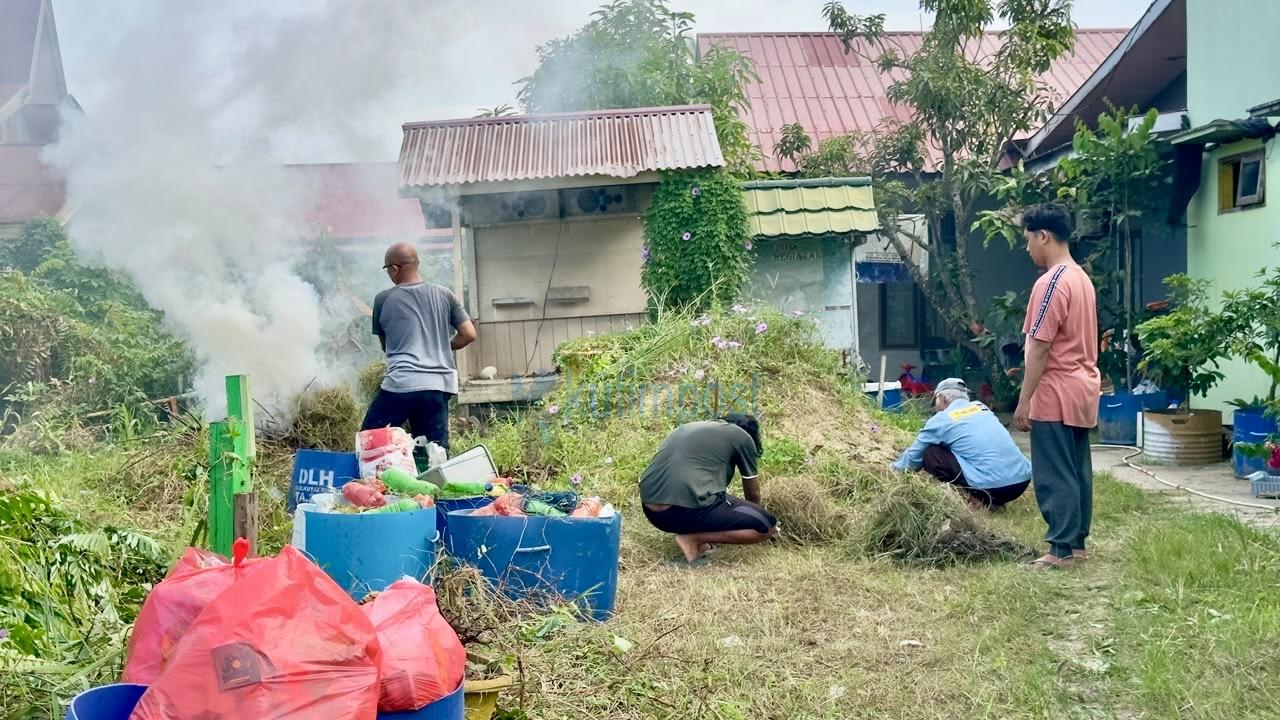 Semangat Kemerdekaan Mulai Terasa! Warga Gang Musholla Dalam Gotong Royong Percantik Lingkungan