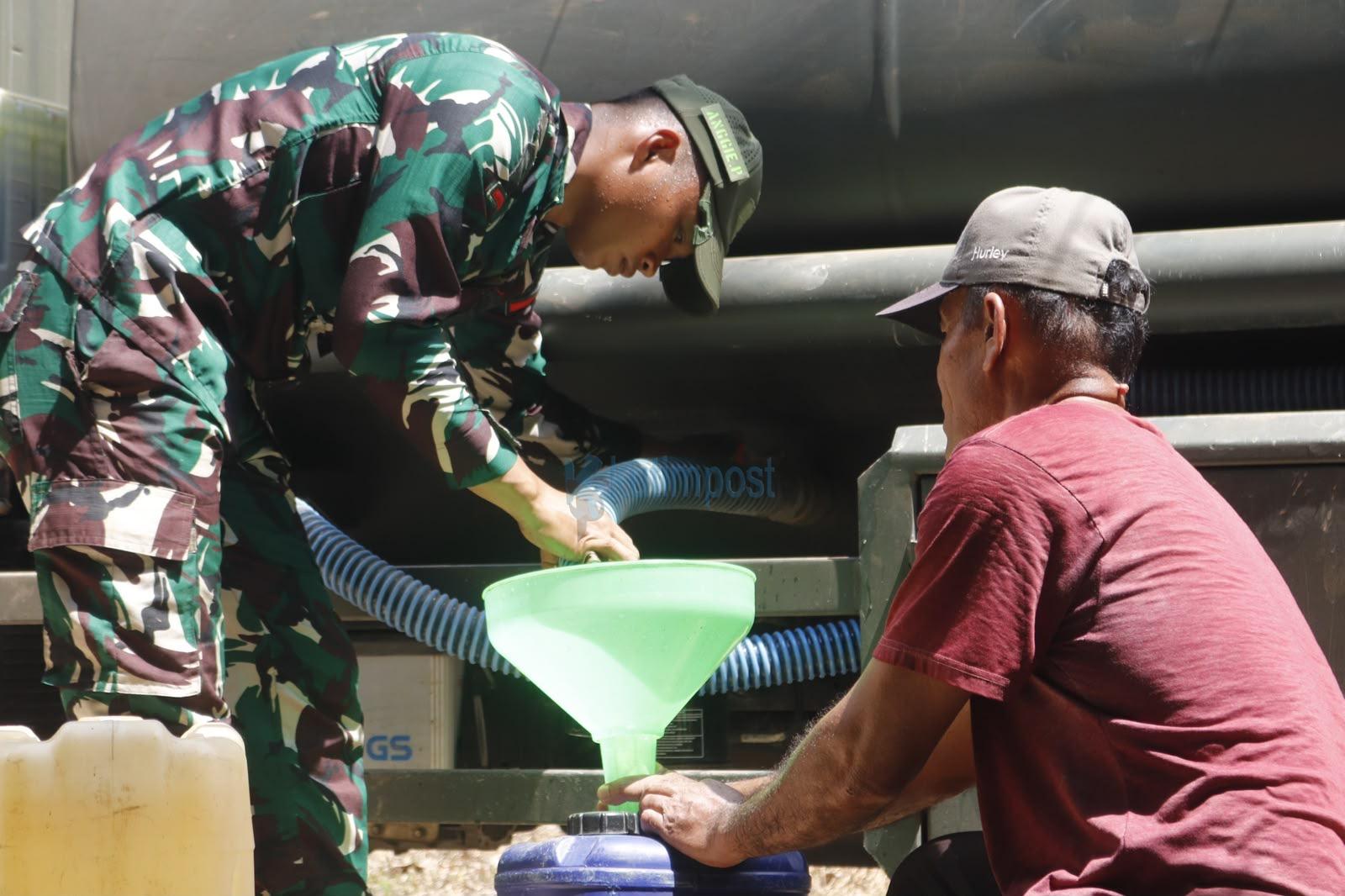 Brigif TP 32/Mangkalihat Salurkan Air Bersih untuk Warga di Bengalon