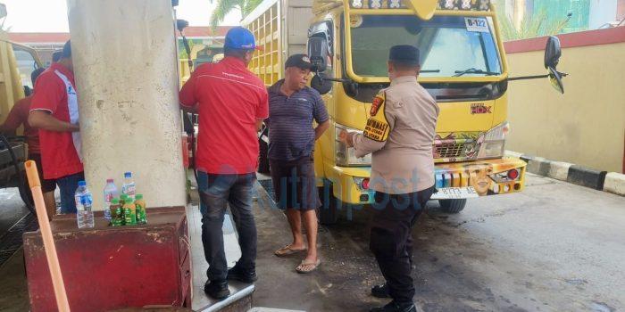 Ada Apa di SPBU Sangatta? Kok Polsek Turun Cek Barcode dan STNK?