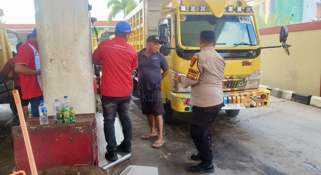 Ada Apa di SPBU Sangatta? Kok Polsek Turun Cek Barcode dan STNK?