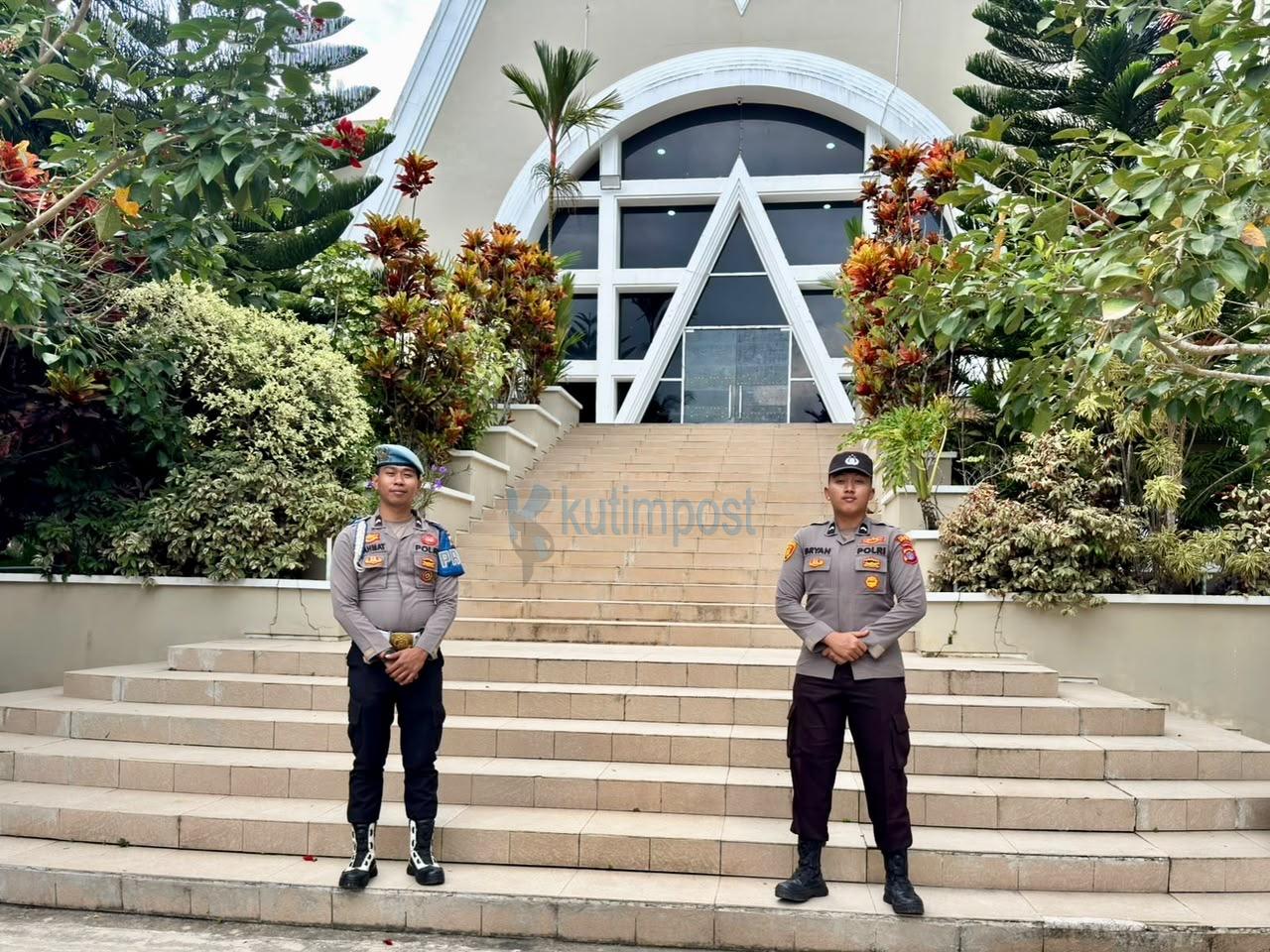 Polsek Sangatta Utara Hadir Jaga Rasa Aman, Intensifkan Patroli ke Sejumlah Gereja Polsek Sangatta Utara Hadir Jaga Rasa Aman, Intensifkan Patroli ke Sejumlah Gereja
