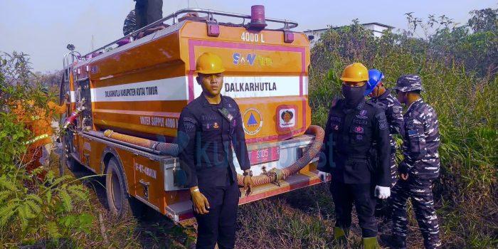 Api Meluas Diterjang Angin, Polsek Sangatta Utara Langsung Turun Pimpin Penanganan Karhutla