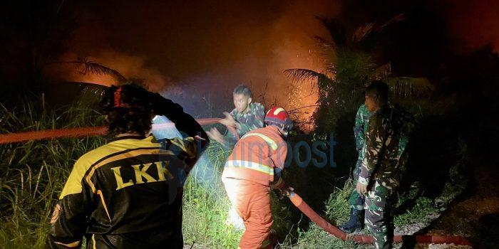 Yonif TP 879/Rangkok Cakti Bersama BPBD-Damkar Padamkan Karhutla hingga Dini Hari