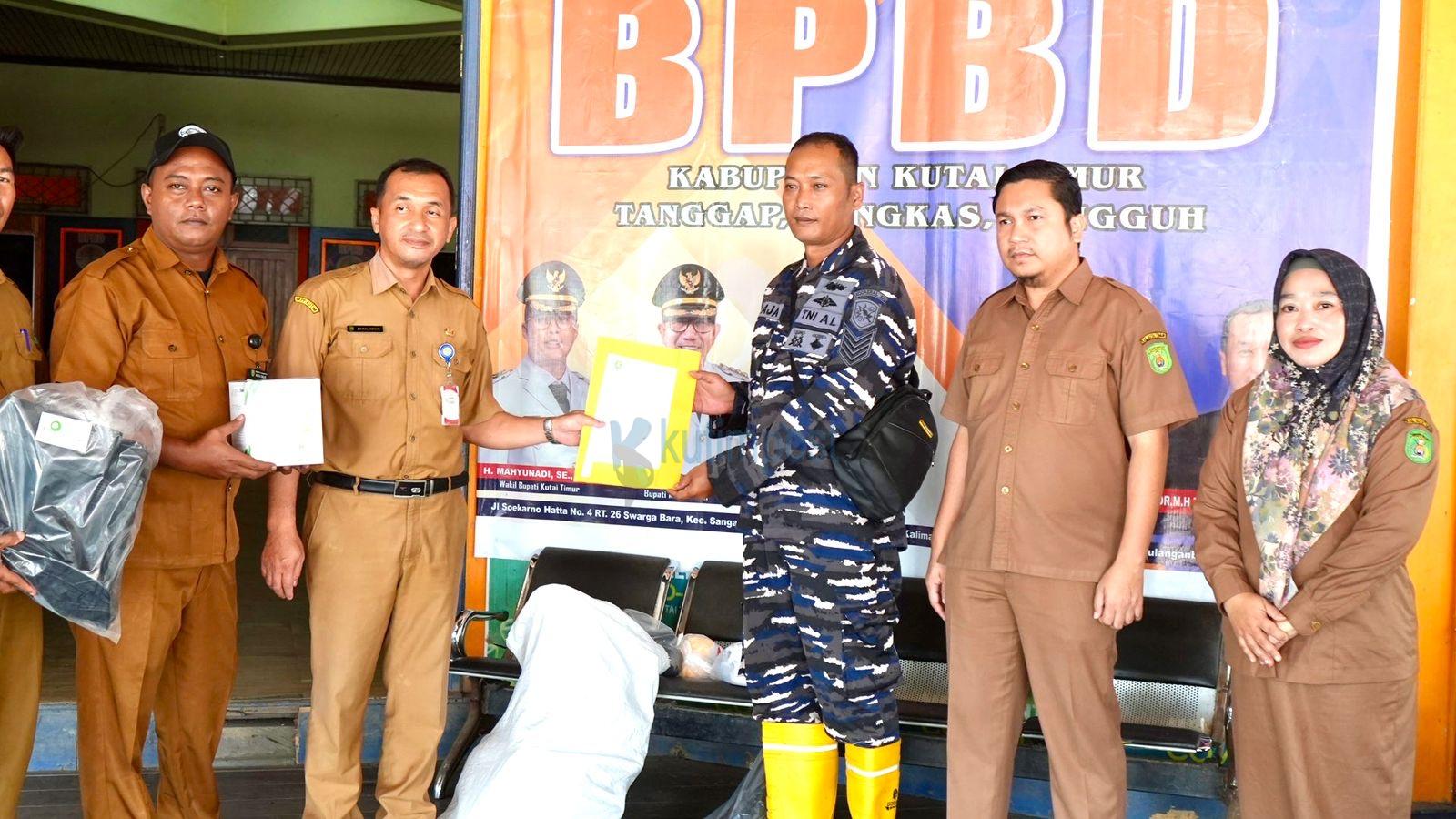 Tekan Dampak Karhutla, BPBD Kutim Salurkan APD ke Lanal Sangatta