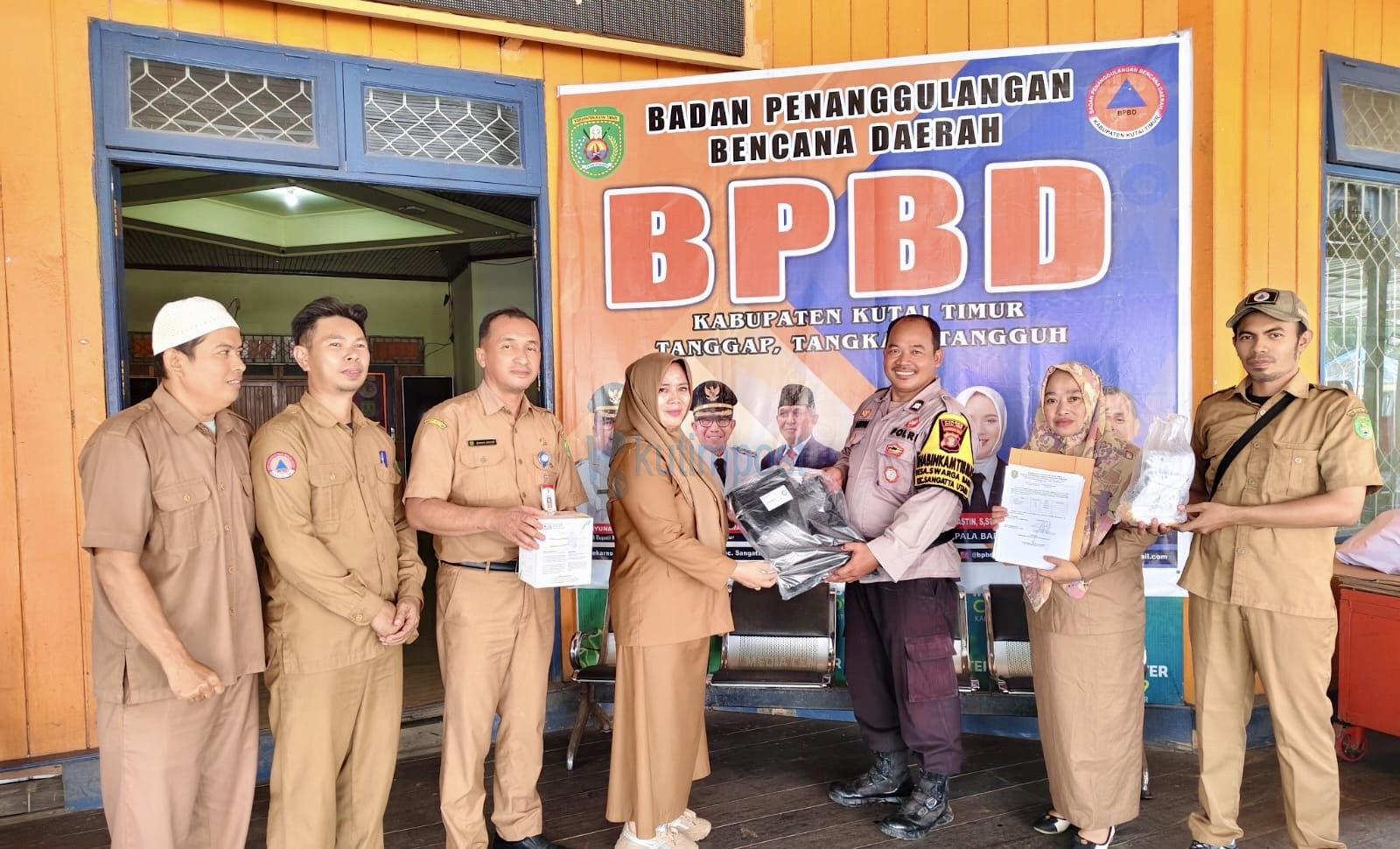 BPBD Kutim Serahkan APD Lintas Sektoral, TNI-Polri Siap Perkuat Penanganan Karhutla BPBD Kutim Serahkan APD Lintas Sektoral, TNI-Polri Siap Perkuat Penanganan Karhutla