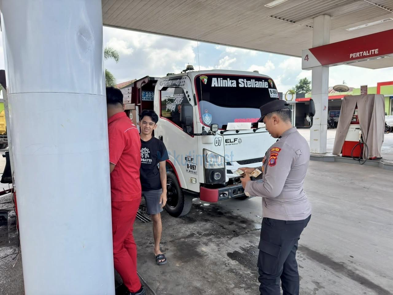 Polsek Sangatta Utara Cek 8 SPBU, Pastikan Stok BBM Aman dan Cegah Pengetap Polsek Sangatta Utara Cek 8 SPBU, Pastikan Stok BBM Aman dan Cegah Pengetap
