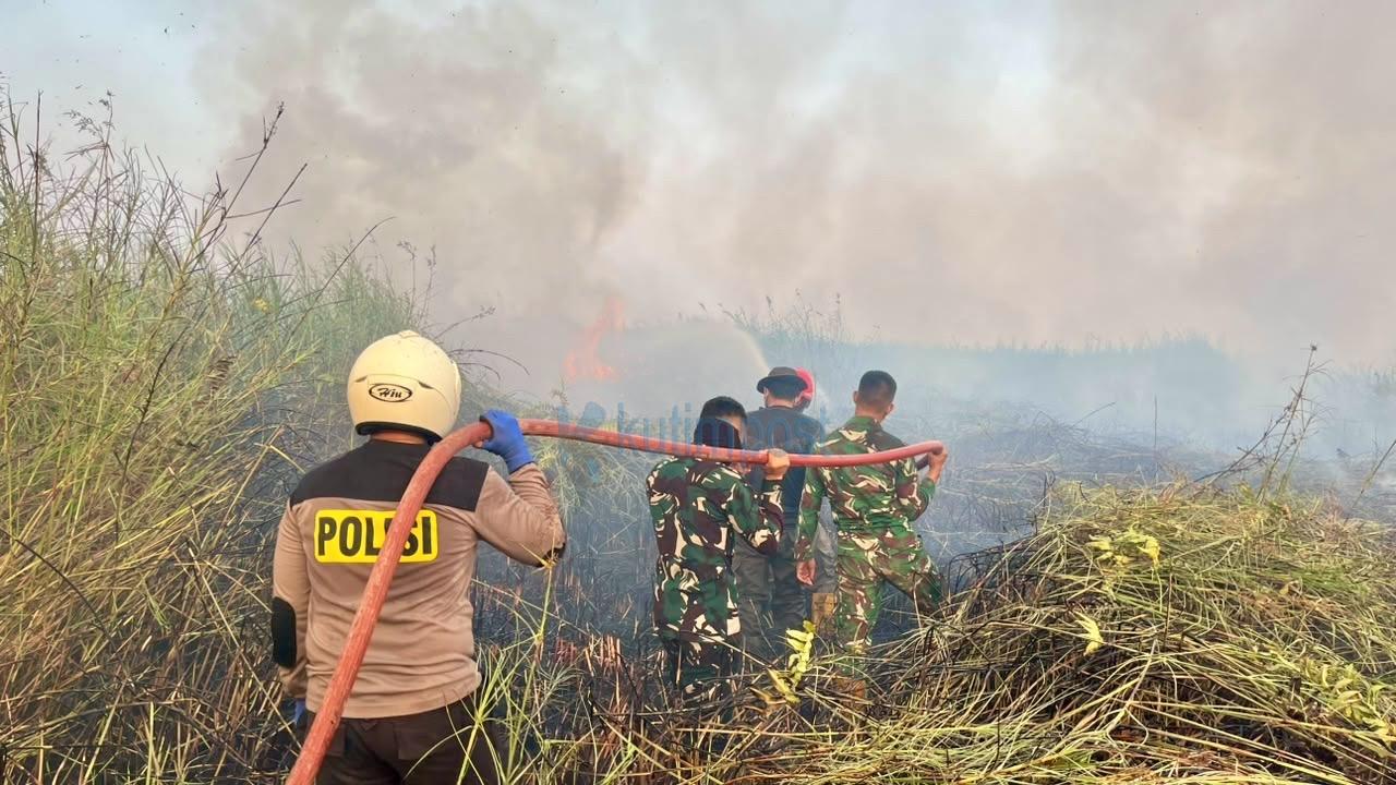 Karhutla 6 Hektare, Polsek Sangatta Utara Turun Padamkan Api Karhutla 6 Hektare, Polsek Sangatta Utara Turun Padamkan Api