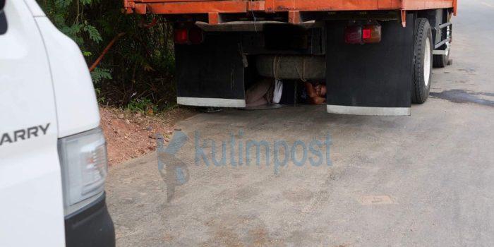 Di Bawah Truk, Seorang Ayah Bertaruh Lelah Demi Keluarga