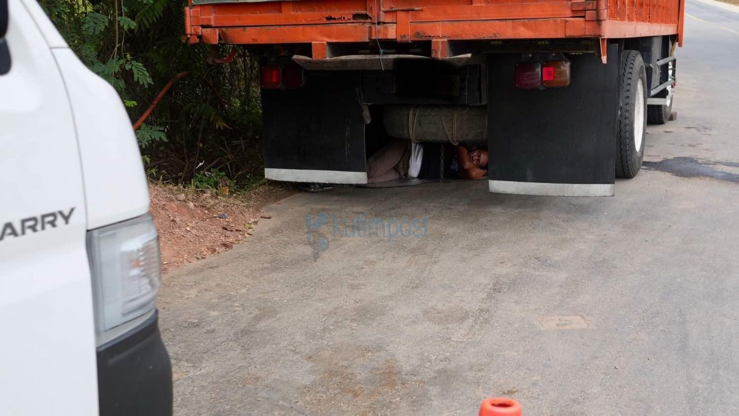 Di Bawah Truk, Seorang Ayah Bertaruh Lelah Demi Keluarga