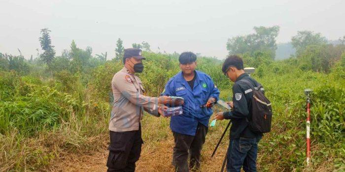 Polsek Sangatta Utara Pasang Maklumat Larangan Bakar Lahan, Sekaligus Dibagikan Masker