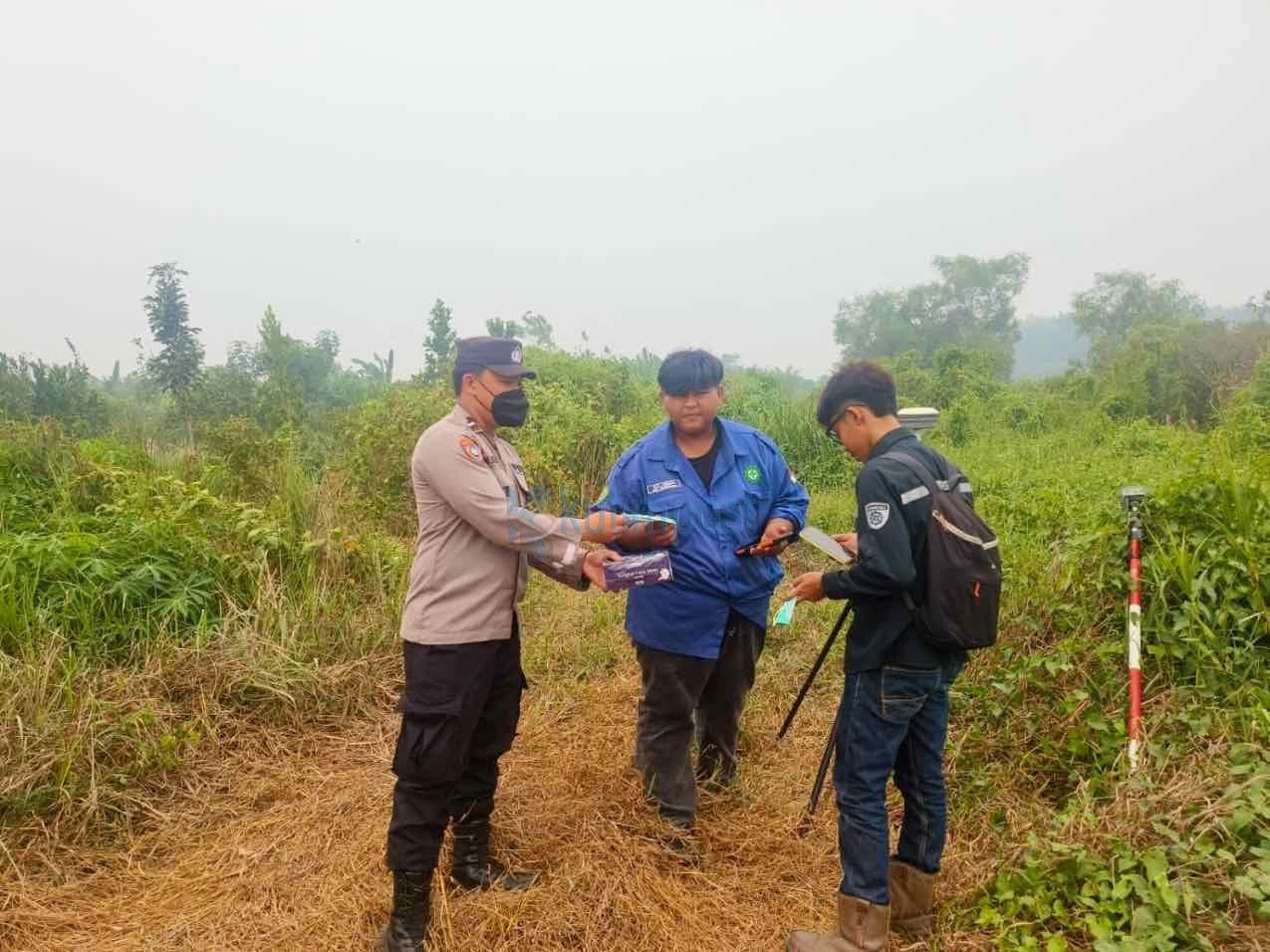 Polsek Sangatta Utara Pasang Maklumat Larangan Bakar Lahan, Sekaligus Dibagikan Masker Polsek Sangatta Utara Pasang Maklumat Larangan Bakar Lahan, Sekaligus Dibagikan Masker