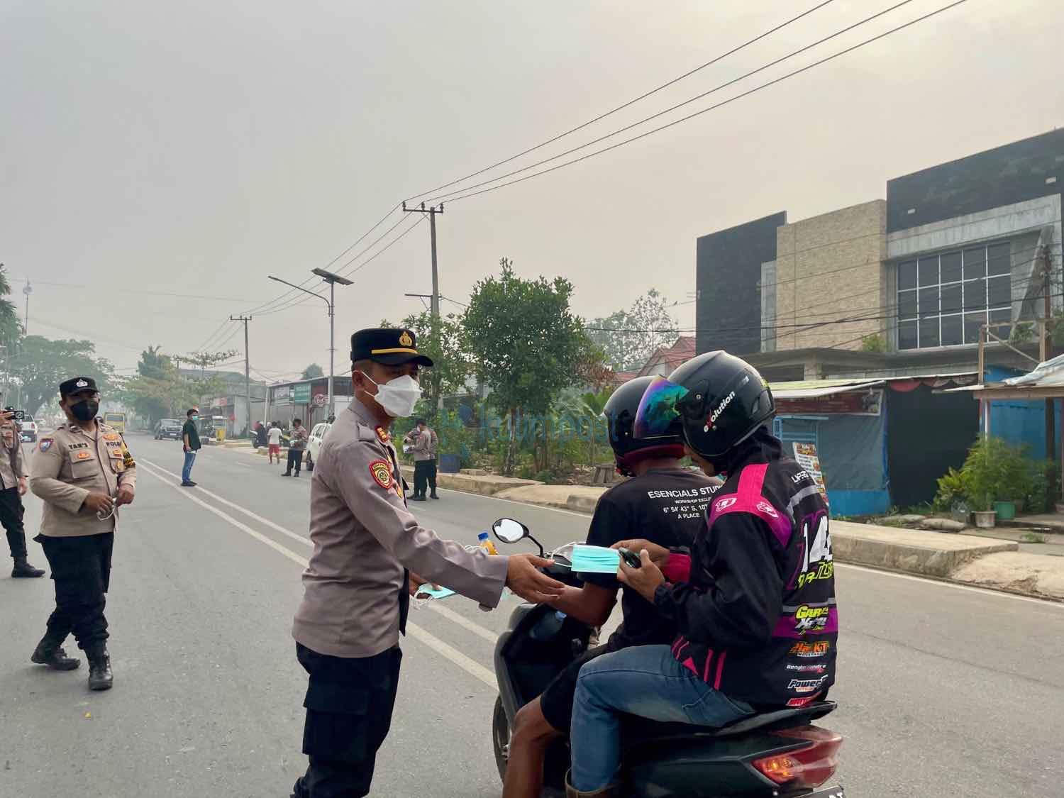 Asap Karhutla Selimuti Sangatta, Polsek Sangatta Utara Bagikan Masker ke Warga Asap Karhutla Selimuti Sangatta, Polsek Sangatta Utara Bagikan Masker ke Warga