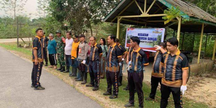 Kapolsek dan Warga Gotong Royong Bersihkan Sungai di Sangatta Utara, Perkuat Kepedulian Lingkungan