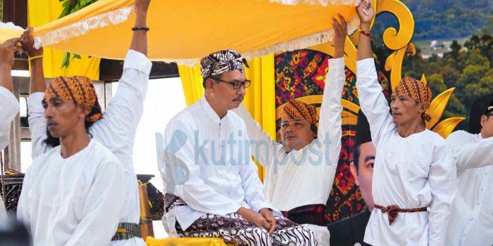 Kasmo Pital Ikuti Prosesi Beluluh, Ritual Sakral Warnai Erau Adat Pelas Benua Kutim 2026
