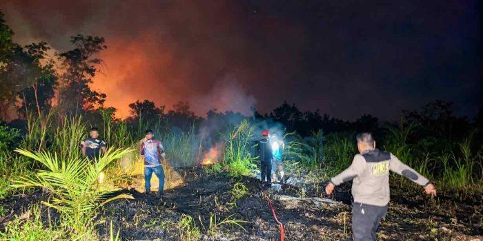 Api Karhutla Sempat Mendekati Permukiman, Kapolsek Kerahkan Tim Gabungan