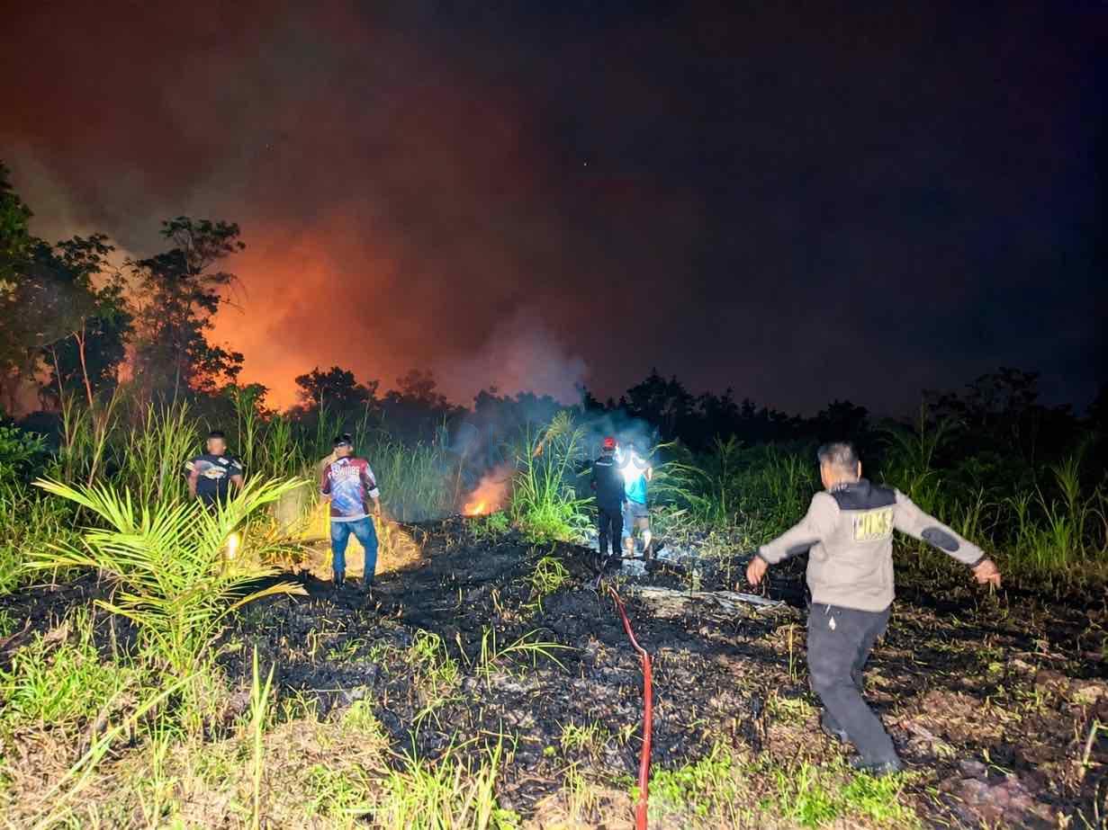 Api Karhutla Sempat Mendekati Permukiman, Kapolsek Kerahkan Tim Gabungan