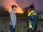 Kapolsek Sangatta Utara Turun Langsung ke Lokasi Karhutla di Jalan Guru Besar Kapolsek Sangatta Utara Turun Langsung ke Lokasi Karhutla di Jalan Guru Besar