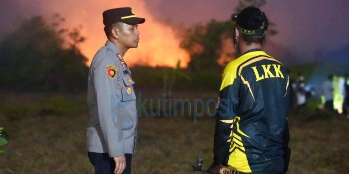 Kapolsek Sangatta Utara Turun Langsung ke Lokasi Karhutla di Jalan Guru Besar