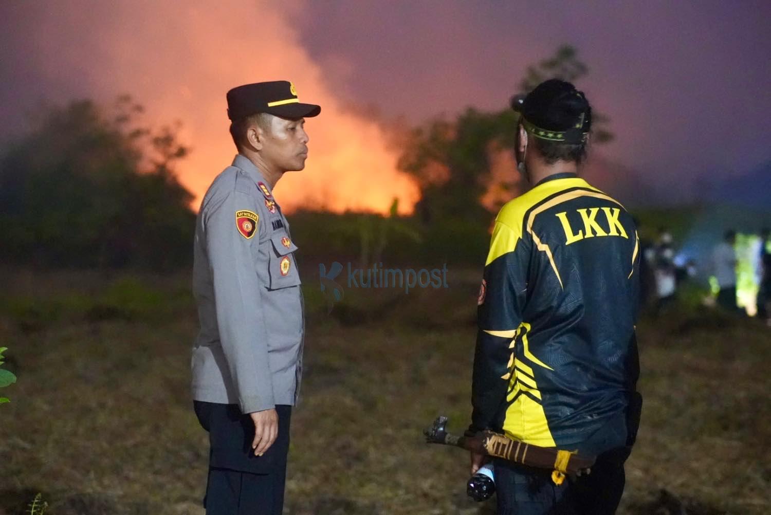 Kapolsek Sangatta Utara Turun Langsung ke Lokasi Karhutla di Jalan Guru Besar Kapolsek Sangatta Utara Turun Langsung ke Lokasi Karhutla di Jalan Guru Besar