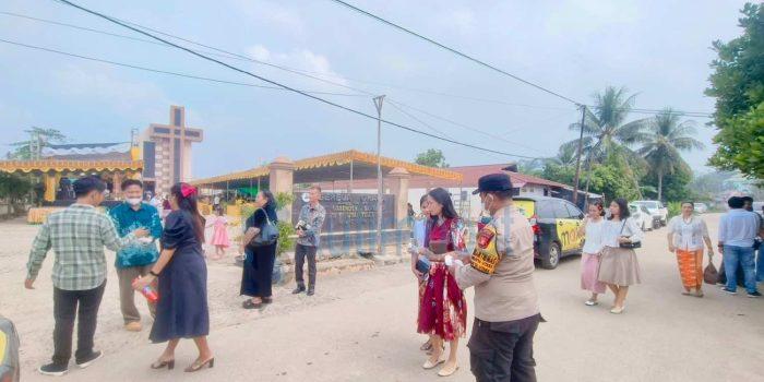 Program Quick Wins Kapolri, Polsek Sangatta Utara, Bagikan Masker kepada Jemaat Gereja