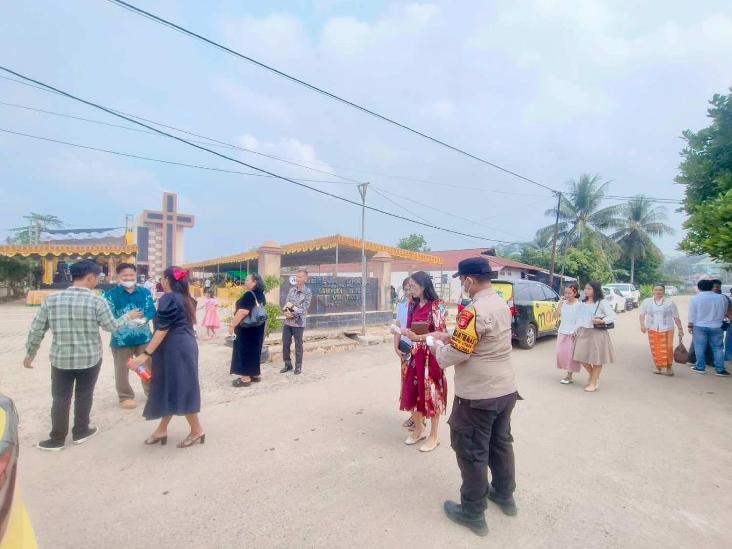 Program Quick Wins Kapolri, Polsek Sangatta Utara, Bagikan Masker kepada Jemaat Gereja