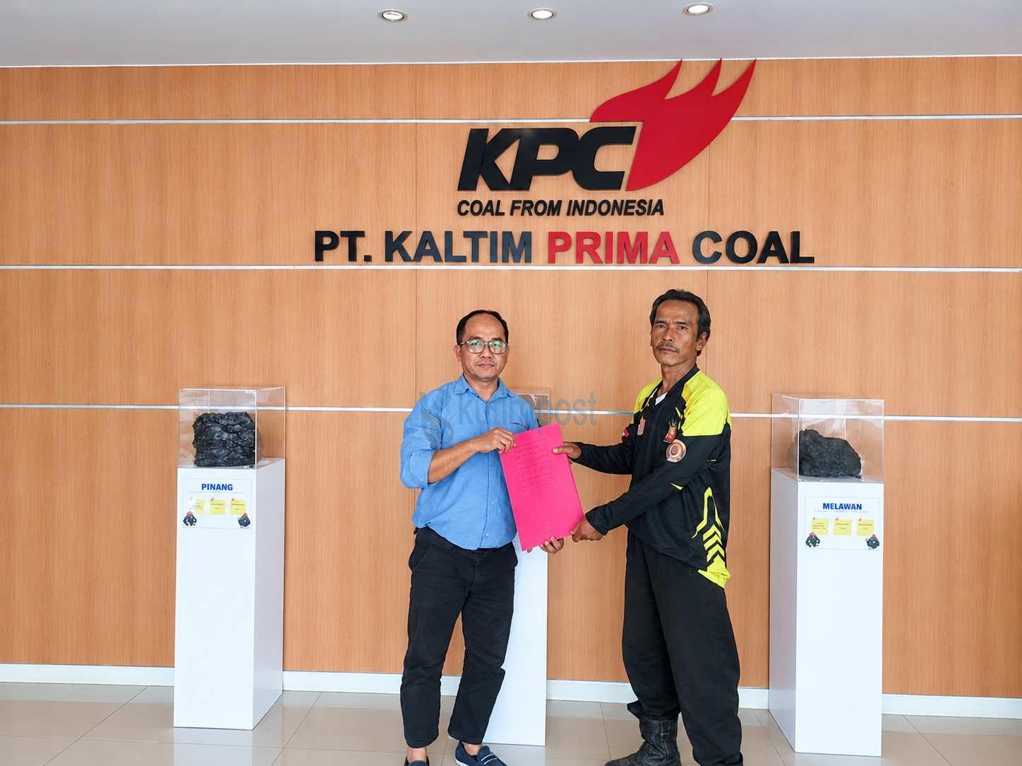 Dukung Cegah Karhutla, KPC Salurkan Tandon Air ke LKK Kutim
