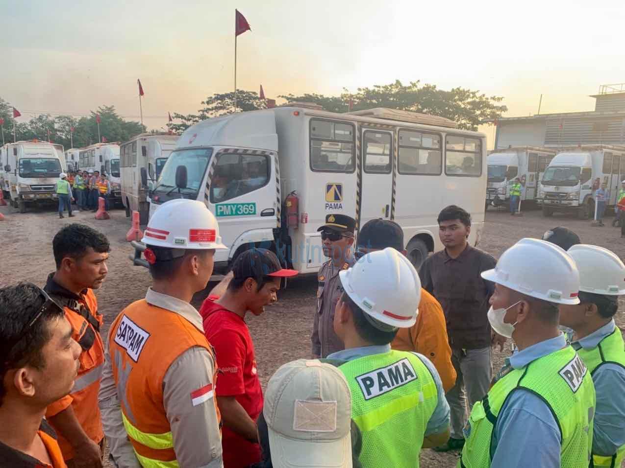 Mogok Kerja PT Bagong di Sangatta, Kapolsek Bambang Eko Kawal Aksi Buruh Mogok Kerja PT Bagong di Sangatta, Kapolsek Bambang Eko Kawal Aksi Buruh