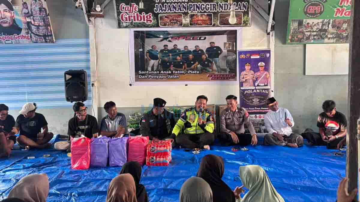 Polantas Karib Sambangi Ojol di Sangatta, Bagikan Sembako dan Ingatkan Tertib Berlalu Lintas
